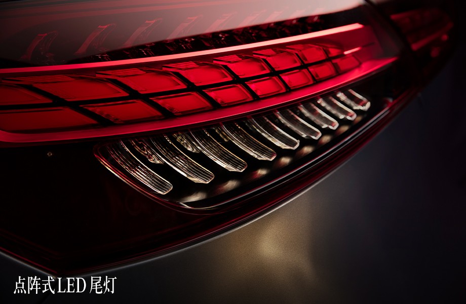 Cận cảnh đèn hậu LED của Mercedes-Benz E-Class L 2021