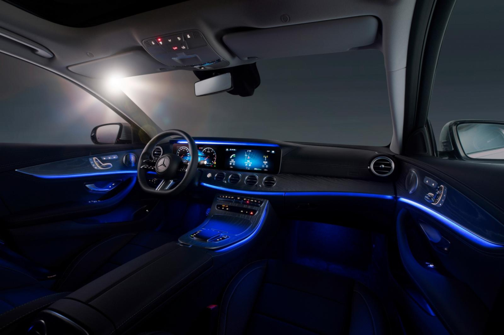 Mercedes-Benz E-Class L 2021 có đèn viền nội thất 64 màu