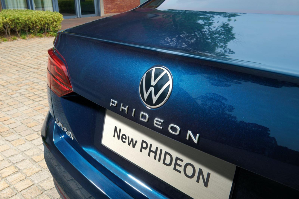 Logo Volkswagen và font chữ mới cho tem nổi Phideon trên cốp sau Logo Volkswagen và font chữ mới cho tem nổi Phideon trên cốp sau