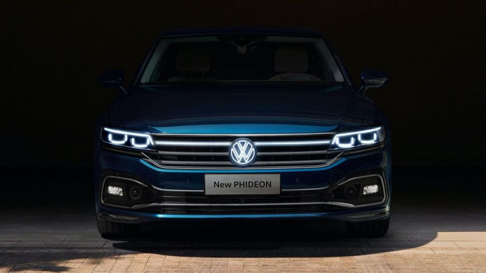 Volkswagen Phideon 2021 với logo phát sáng trên đầu xe Volkswagen Phideon 2021 với logo phát sáng trên đầu xe