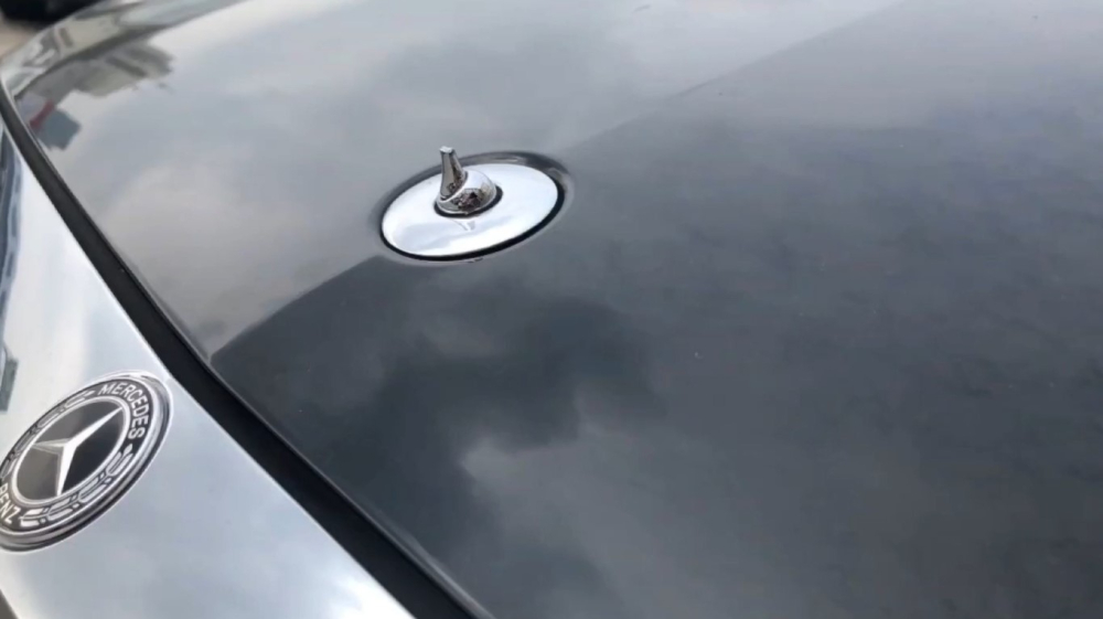 Chiếc Mercedes-Benz sau khi bị cắt cụt logo trên nắp ca-pô