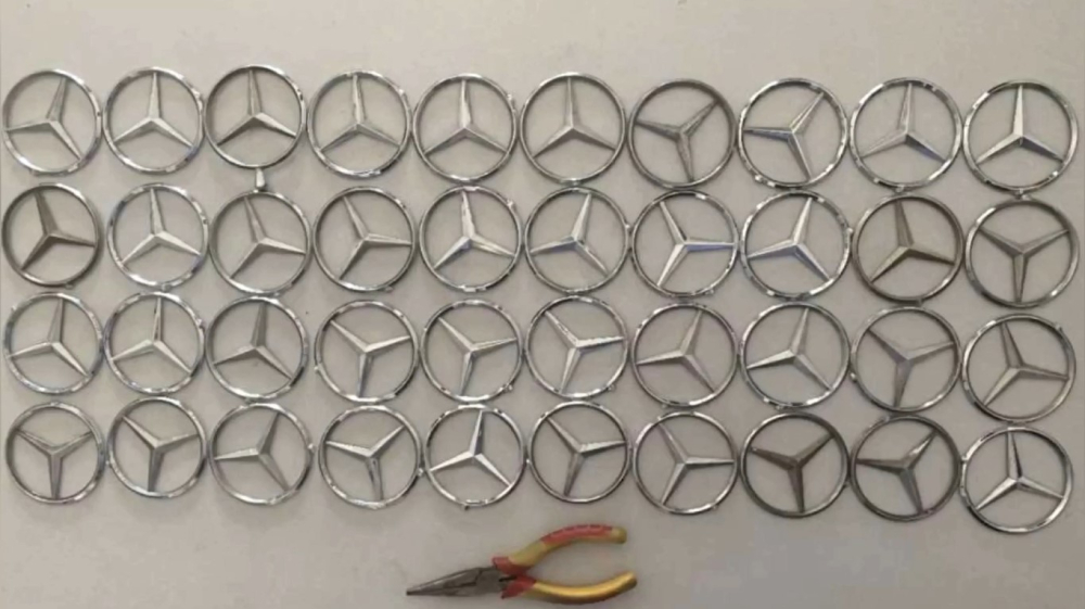 Những chiếc logo xe Mercedes-Benz được tìm thấy tại nhà Gu