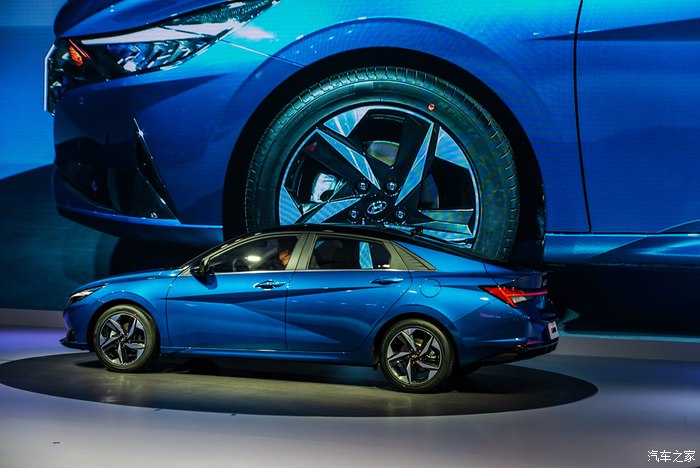 Hyundai Elantra 2021 sở hữu thiết kế sườn xe góc cạnh