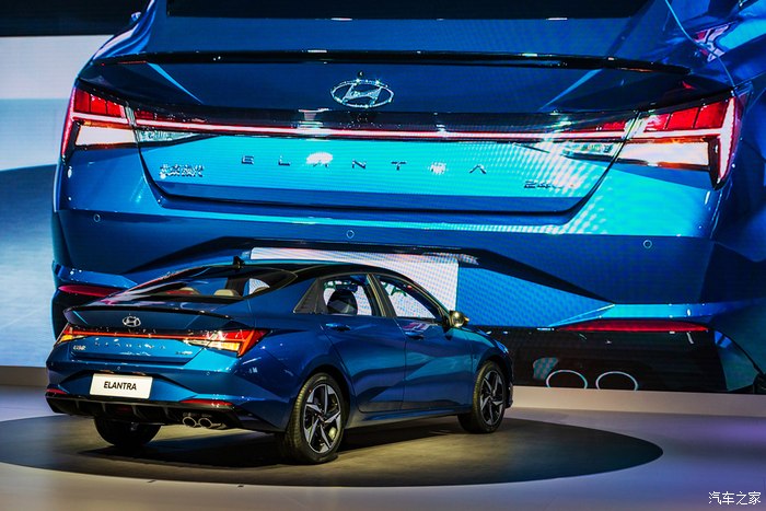 Hyundai Elantra 2021 nhìn từ phía sau