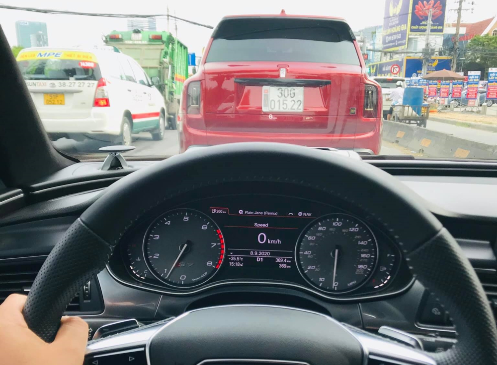 Xe đang định cư ở Sài thành nhưng vẫn mang biển số Hà Nội. Ảnh: Nguyễn Cường