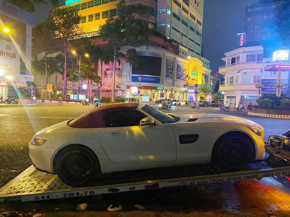 Mercedes-AMG GT Roadster có một không hai tại Việt Nam đã được vận chuyển vào trong Nam vào tối hôm qua