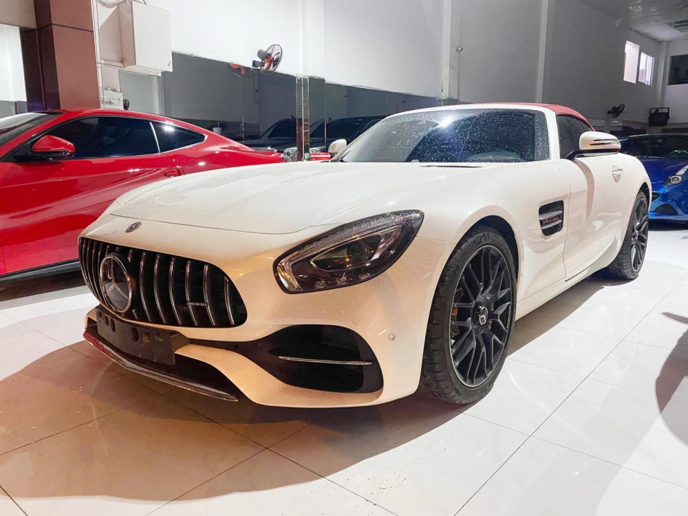 Mercedes-AMG GT mui trần đỗ cùng Ferrari F12 Berlinetta màu đỏ và phía sau là Ferrari California T màu xanh