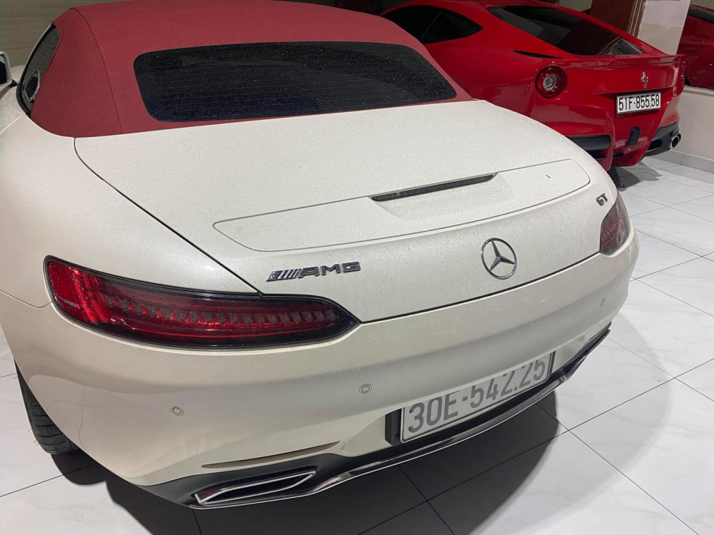 Mercedes-AMG GT Roadster độc nhất Việt Nam so mông cùng Ferrari F12 Berlinetta