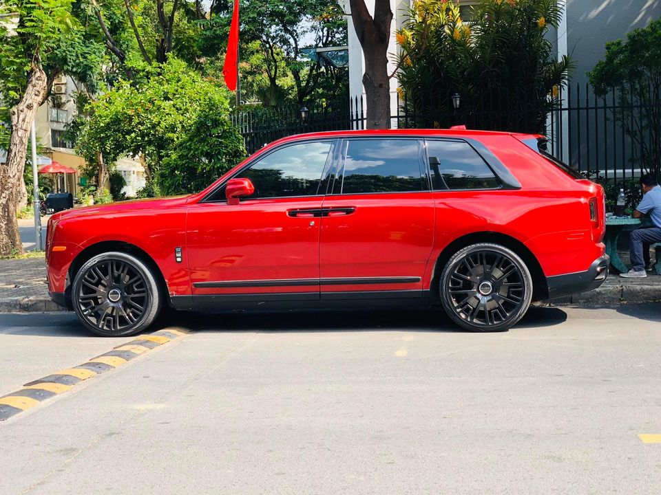 Chiếc SUV siêu sang Rolls-Royce Cullinan này được chủ nhân độ mâm Mansory