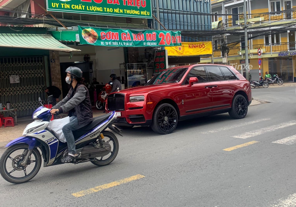 Rolls-Royce Cullinan màu đỏ độc nhất Việt Nam bất ngờ có mặt trên Đà Lạt