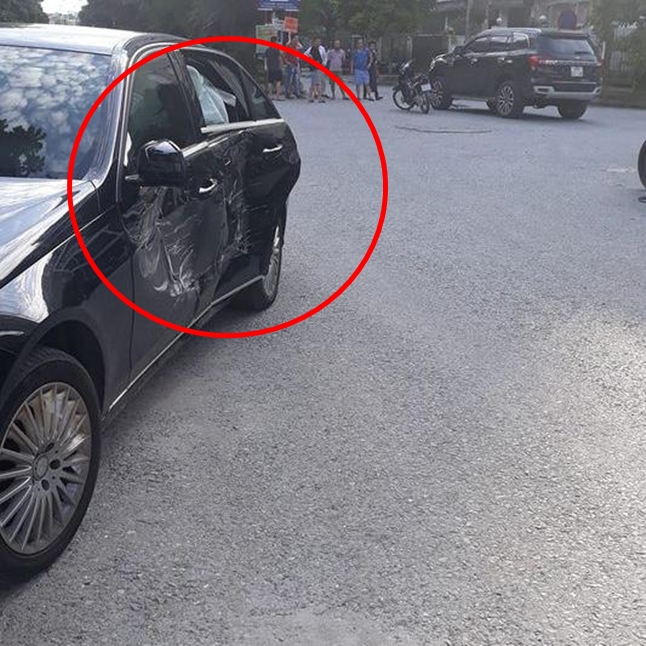 Hiện trường vụ tông xe của Ford Everest với Mercedes-Benz ngay ngã tư