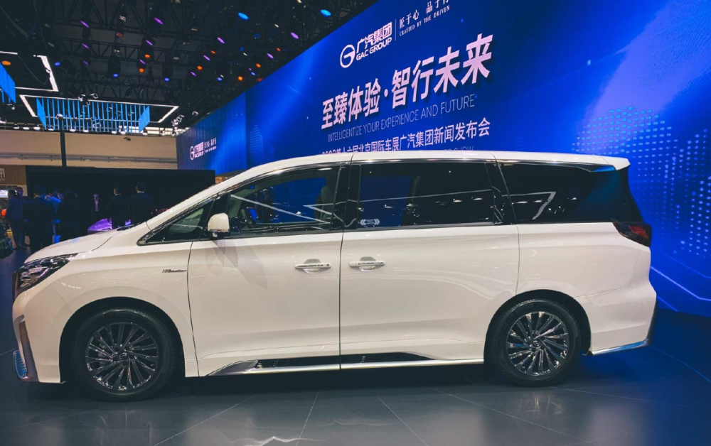 Trumpchi M8 Master có khoảng sáng gầm khá thấp, góc nhìn bên sườn cho thấy bộ la-zăng bóng bẩy