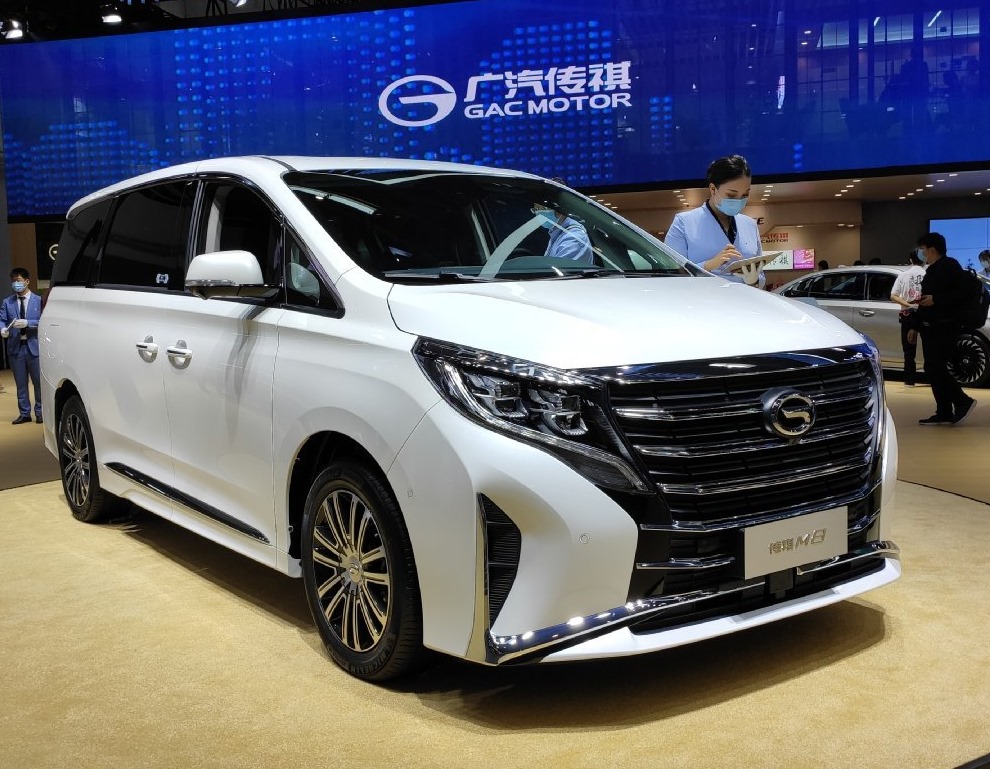 Phiên bản Trumpchi M8 tiêu chuẩn cũng có lưới tản nhiệt lớn song không ấn tượng như bản Master