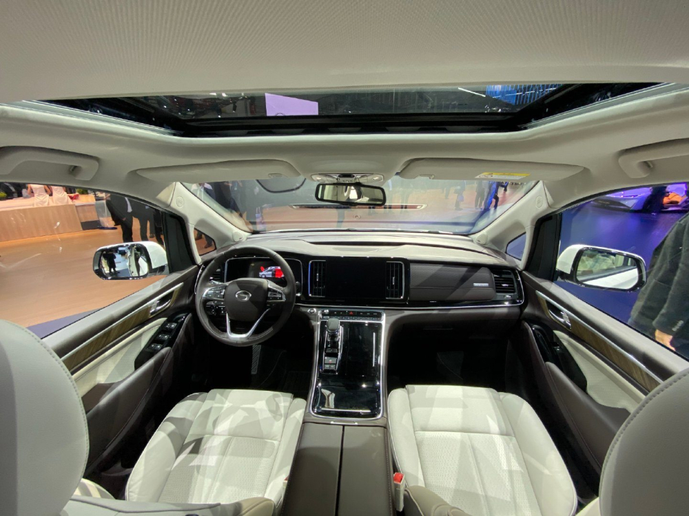 Nội thất của Trumpchi M8 Master trông rộng rãi, cụm điều khiển trung tâm có thiết kế tập trung về hướng người lái, phía trên là một của sổ trời lớn