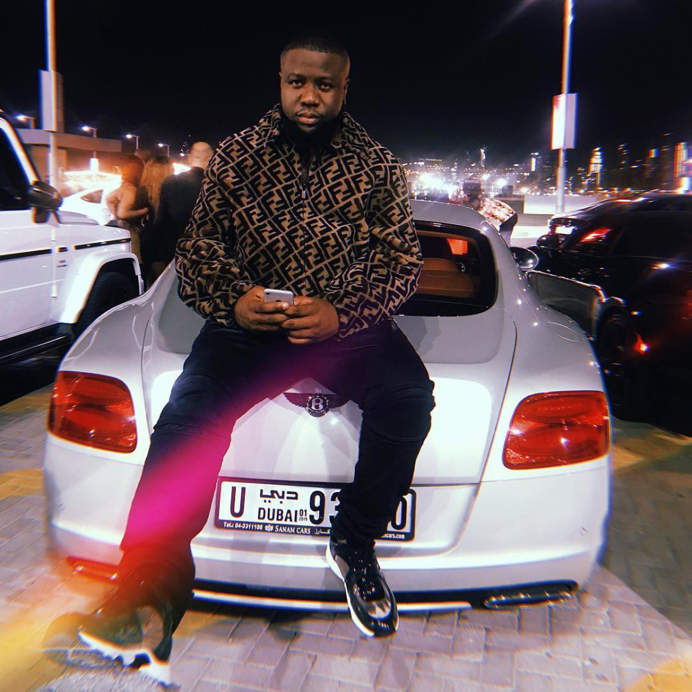 Raymond Abbas ngồi trên một chiếc Bentley