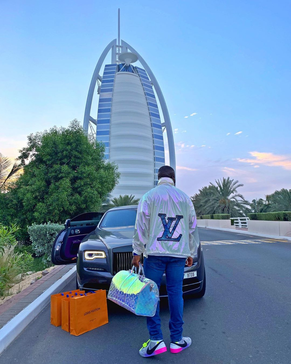 Lại là Rolls-Royce Wraith Black Badge và phía sau là khách sạn Burj Al Arab nổi tiếng ở Dubai