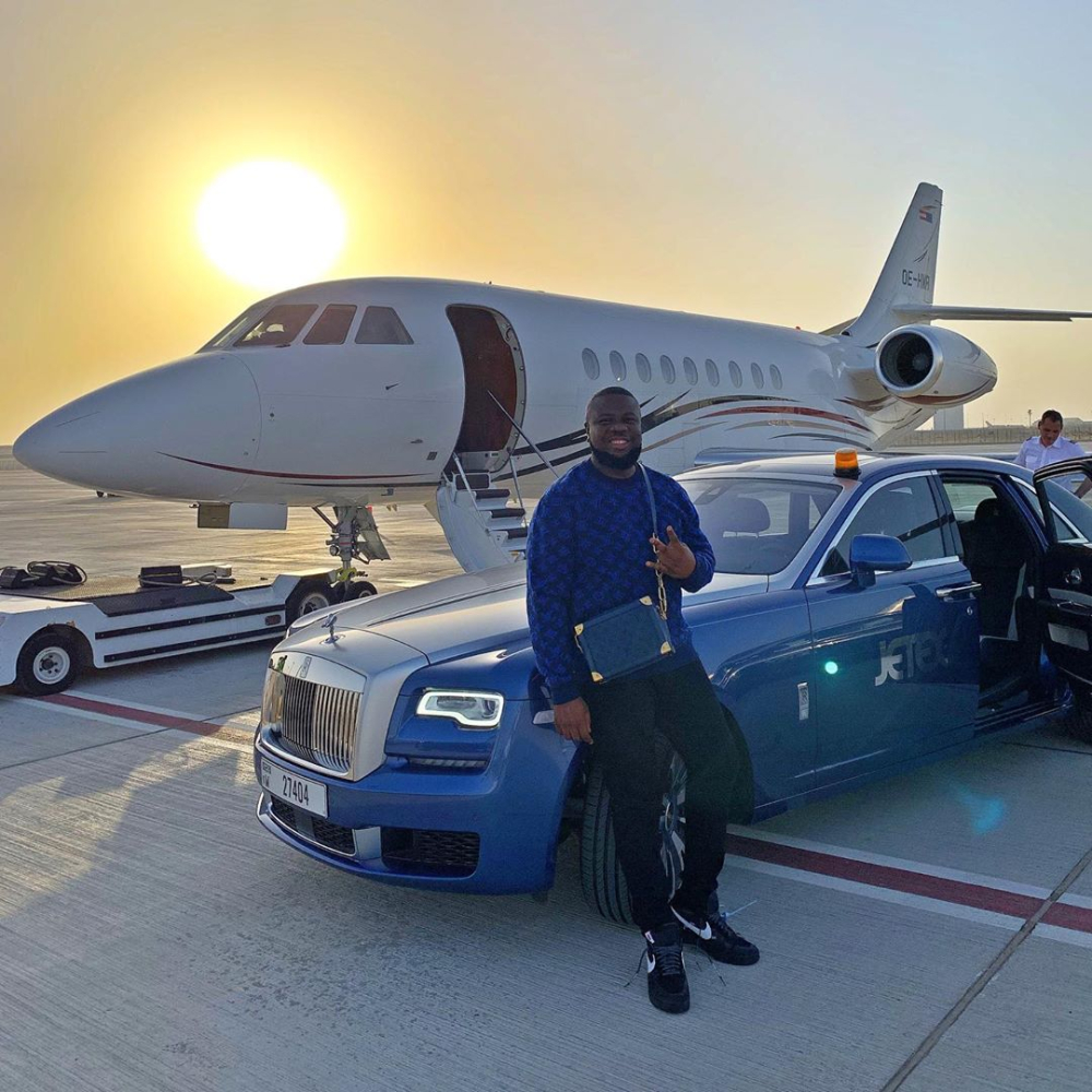Raymond Abbas bên cạnh Rolls-Royce Ghost Series II và chuyên cơ riêng của mình