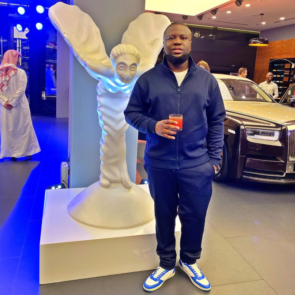  Raymond Abbas chia sẻ hình ảnh sinh nhật lần thứ 30 vào tháng 11 năm ngoái bên trong showroom sang chảnh Rolls-Royce ở Dubai