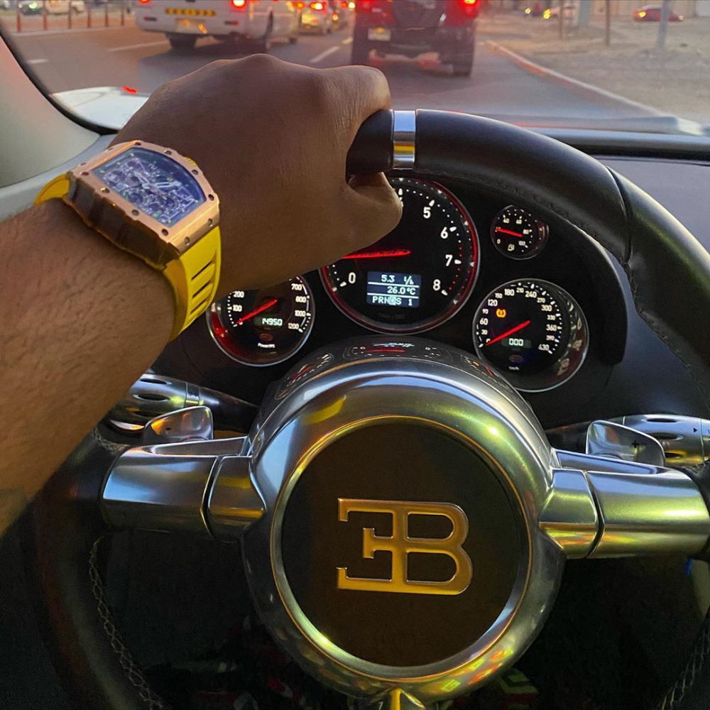 Raymond Abbas sau vô lăng của Bugatti Veyron và đeo đồng hồ Richard Mille