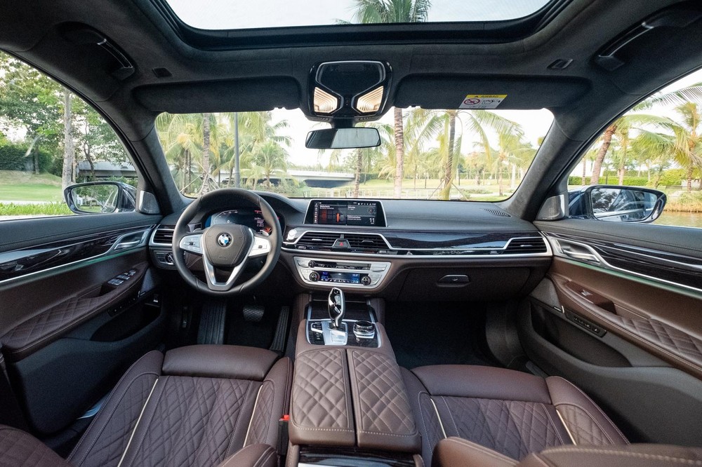 Nội thất của một chiếc xe BMW 740Li Pure Excellence 2020