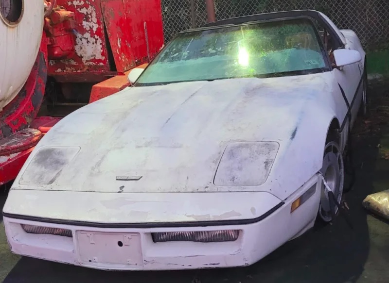 Chiếc Chevrolet Corvette được t&igrave;m thấy trong nh&agrave; kho