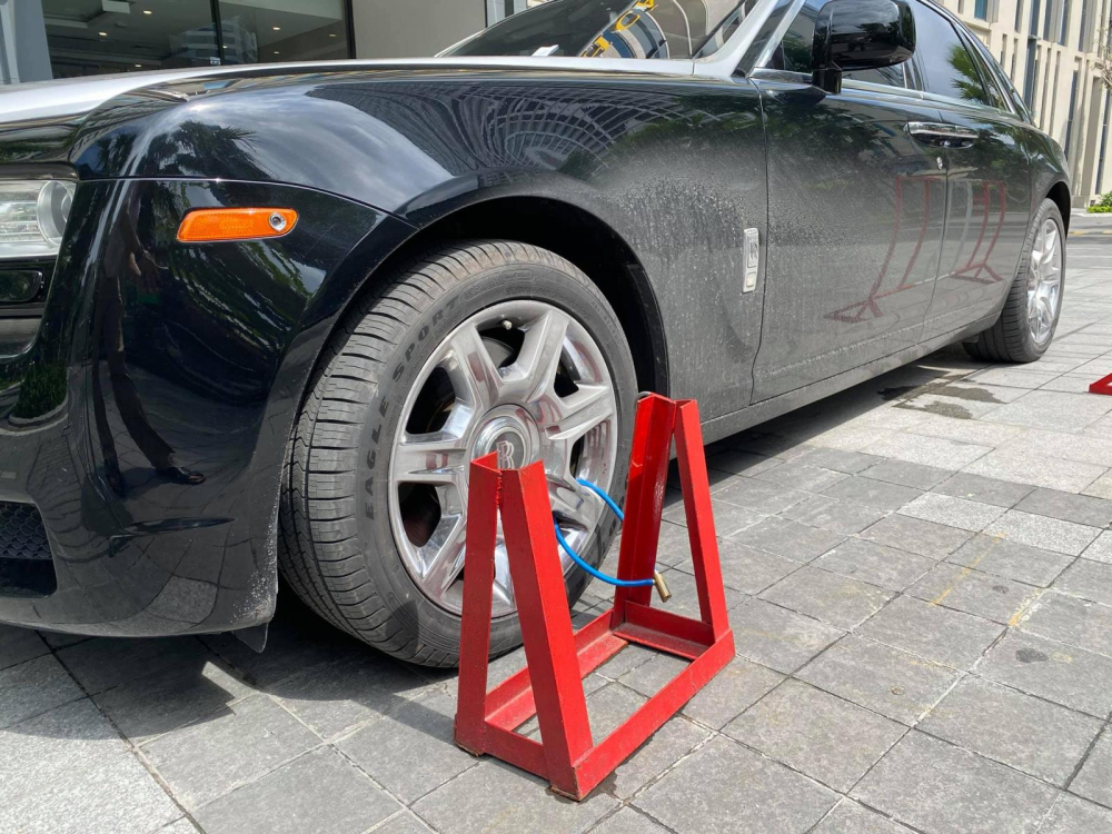 Chiếc xe siêu sang có giá bán hơn 8 tỷ đồng được khoá 1 bánh xe phía bên tài
