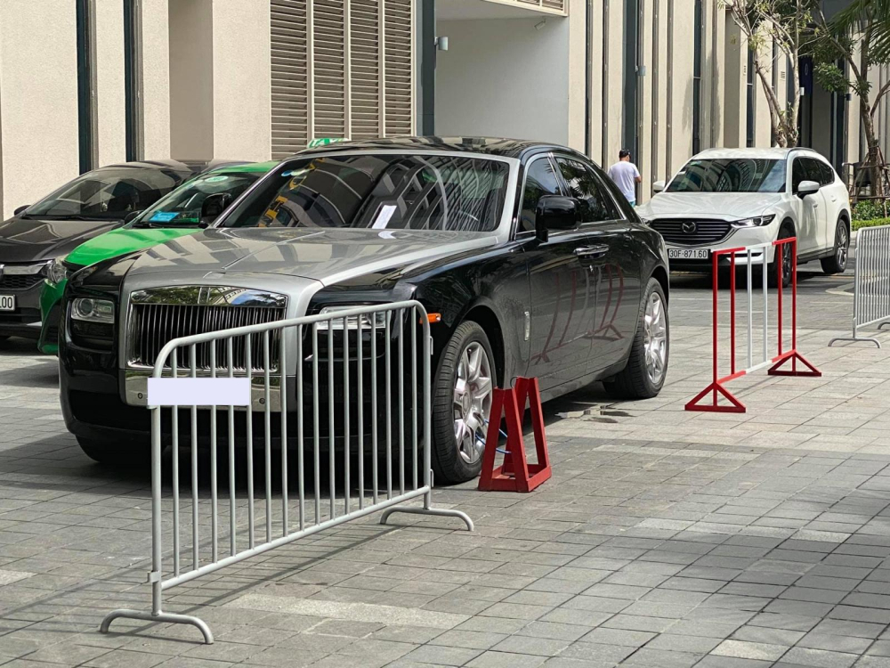 Dân mạng xôn xao với hình ảnh Rolls-Royce Ghost bị xích giò tại chung cư đắt đỏ bậc nhất Hà Nội