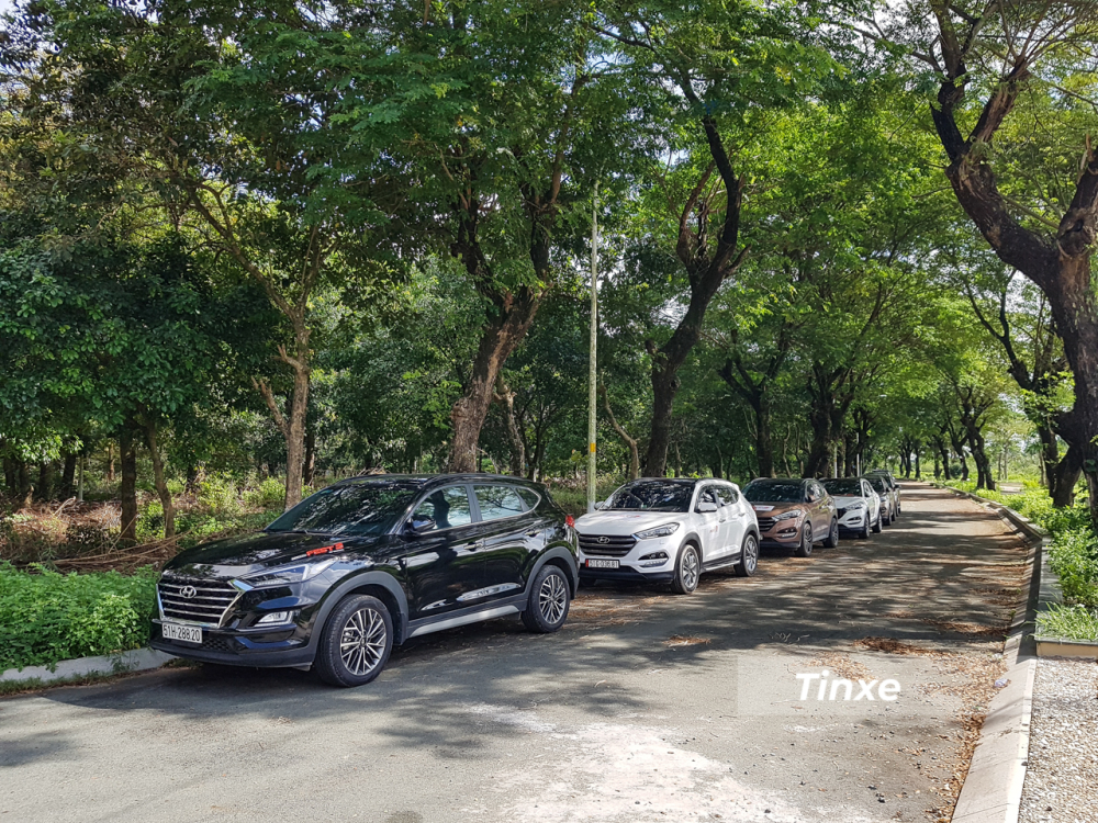 D&agrave;n xe Hyundai xếp h&agrave;ng trước cổng v&agrave;o nơi diễn ra sự kiện