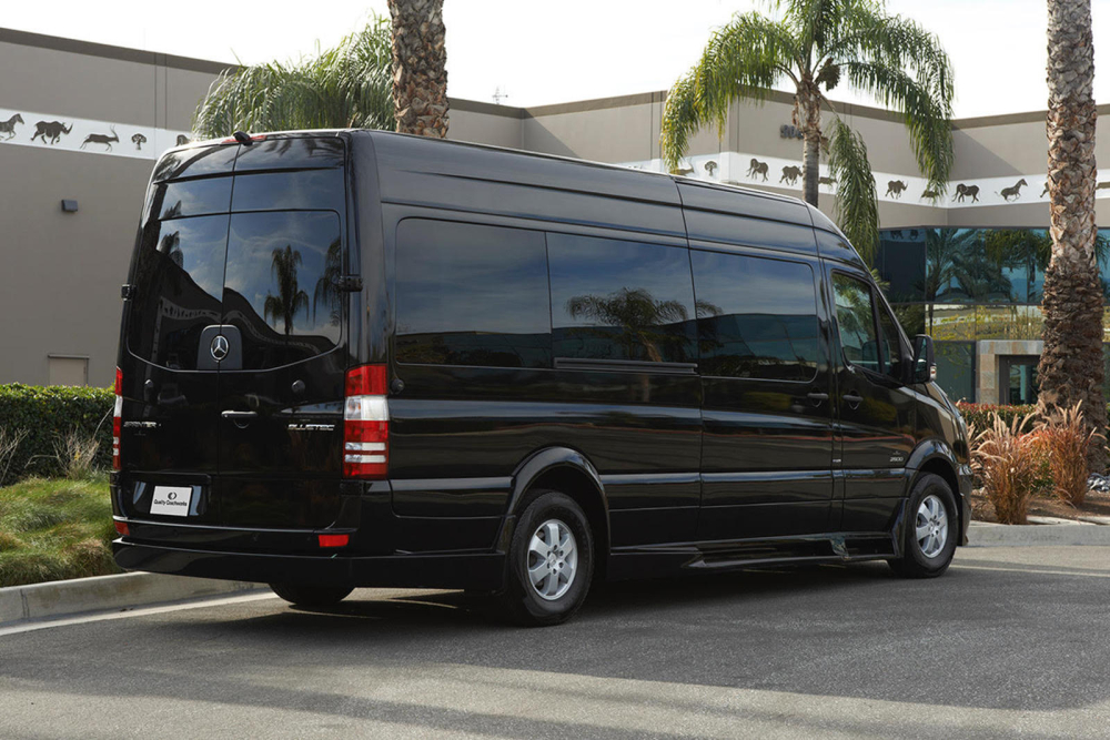 Phía sau của chiếc Mercedes-Benz Sprinter 2020 bọc giáp bởi AddArmor