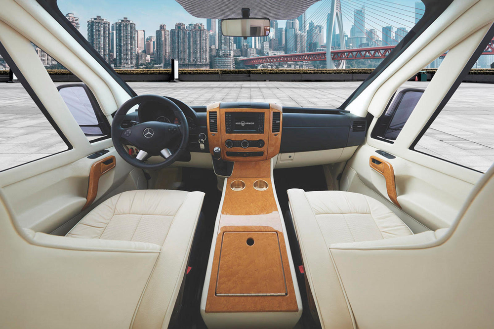 Khoang lái của chiếc Mercedes-Benz Sprinter 2020 bọc giáp bởi AddArmor