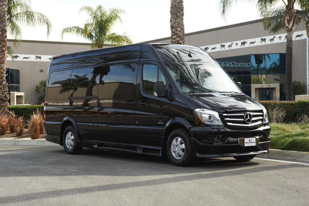 Phía trước của chiếc Mercedes-Benz Sprinter 2020 bọc giáp bởi AddArmor