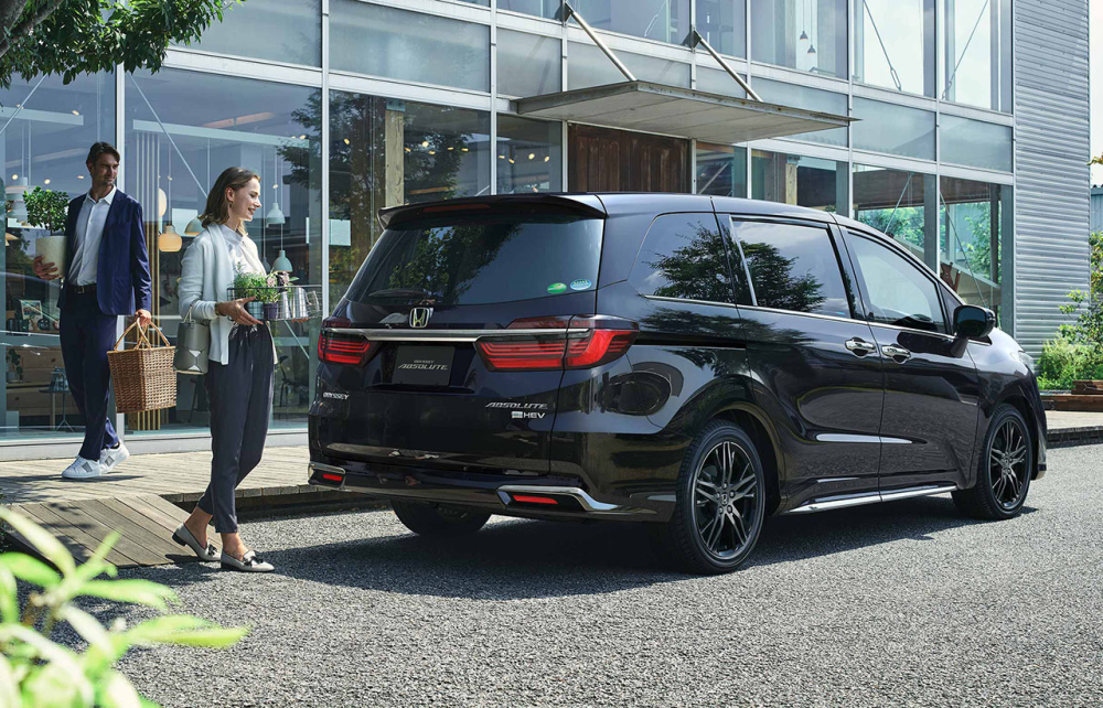 Honda Odyssey 2021 c&oacute; th&ecirc;m t&iacute;nh năng đ&aacute; ch&acirc;n mở cốp mới