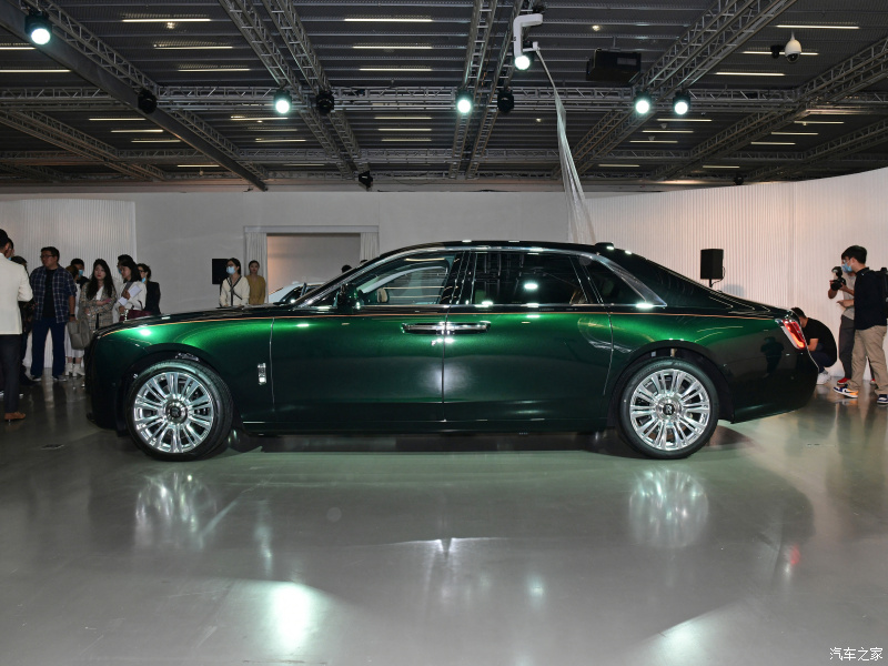 Rolls-Royce Ghost Extended 2021 d&agrave;i hơn bản trục cơ sở ti&ecirc;u chuẩn