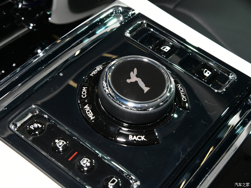 Cụm điều khiển trung t&acirc;m của Rolls-Royce Ghost Extended 2021