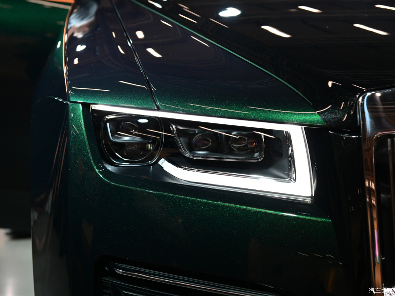 Đ&egrave;n pha của Rolls-Royce Ghost Extended 2021