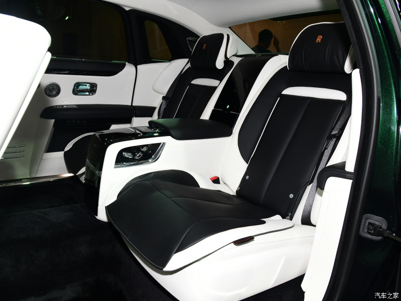 H&agrave;ng ghế sau của Rolls-Royce Ghost Extended 2021