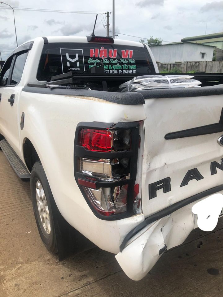 Chiếc &ocirc; t&ocirc; b&aacute;n tải Ford Ranger bị biến dạng th&ugrave;ng sau