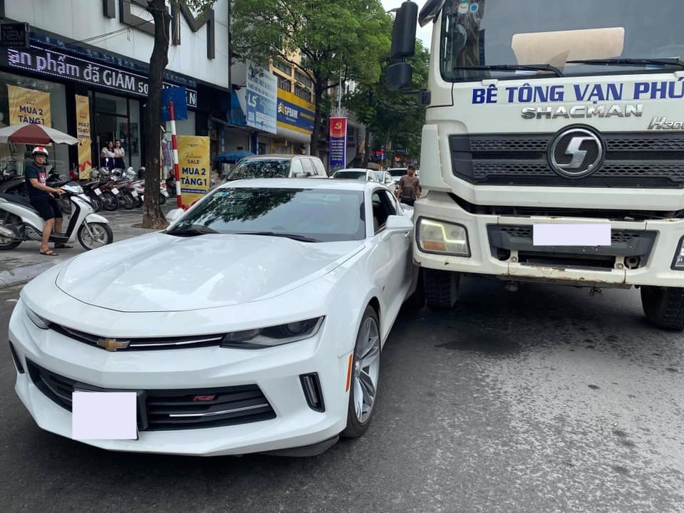 Vụ va chạm giao thông này khiến người đi đường chú ý khá nhiều, chiếc Chevrolet Camaro RS có thể bị móp hoặc xước bên hông xe sau va chạm với xe bồn trộn bê tông Vụ va chạm giao thông này khiến người đi đường chú ý khá nhiều, chiếc Chevrolet Camaro RS có thể bị móp hoặc xước bên hông xe sau va chạm với xe bồn trộn bê tông