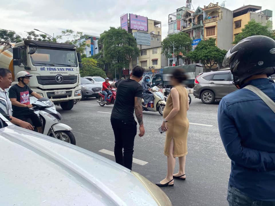 Người lái chiếc xe thể thao là một mẹ bầu khá nổi tiếng trên mạng xã hội Người lái chiếc xe thể thao là một mẹ bầu khá nổi tiếng trên mạng xã hội