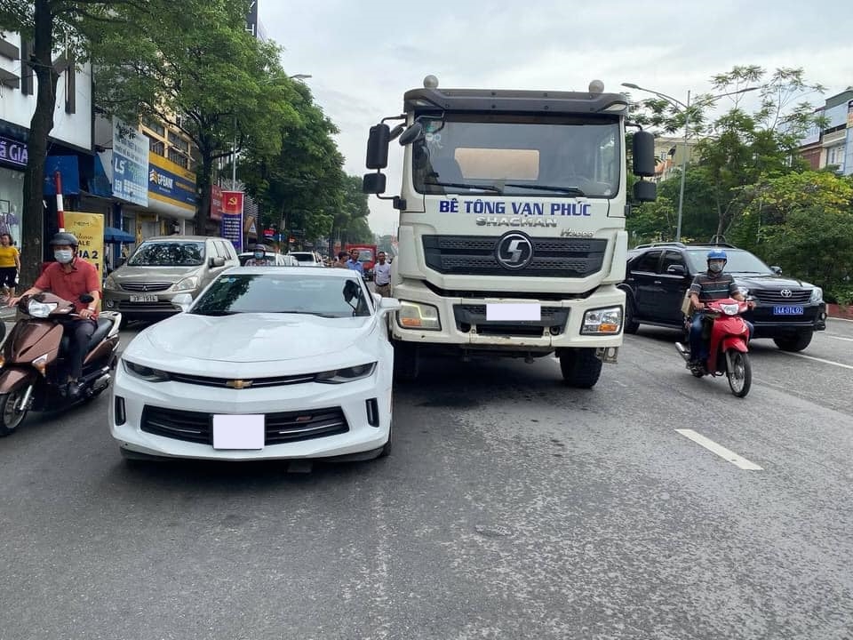 Xe bồn trộn bê tông va chạm với xe thể thao Chevrolet Camaro Xe bồn trộn bê tông va chạm với xe thể thao Chevrolet Camaro