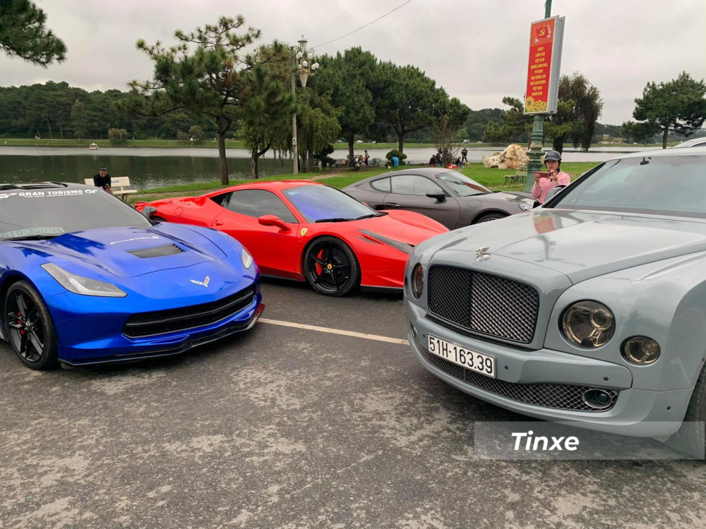 Si&ecirc;u xe Ferrari 458 Italia m&agrave;u đỏ c&ugrave;ng Bentley Mulsanne v&agrave; Chevrolet Corvette C7 Z06