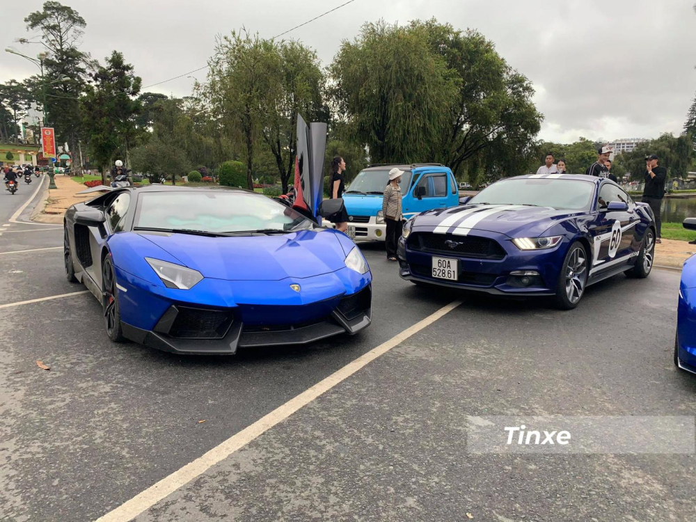 Vẻ đẹp chiếc siêu xe Lamborghini Aventador LP700-4 mang 2 màu xanh và đen