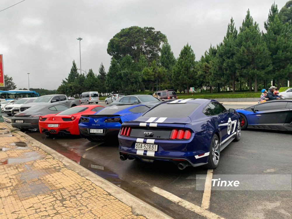 Từ phải sang, Ford Mustang GT, Chevrolet Corvette C7 Z06 v&agrave; Ferrari 458 Italia c&oacute; trang bị ghế đua