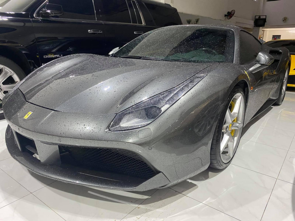 Cận cảnh nhan sắc của siêu xe Ferrari 488 GTB màu xám