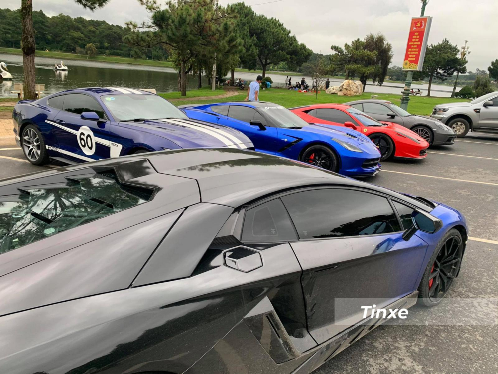Xe được d&aacute;n lại ngoại thất 2 t&ocirc;ng m&agrave;u l&agrave; đen v&agrave; xanh dương