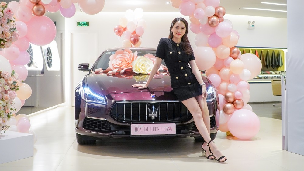 Hương Giang trong buổi b&agrave;n giao xe Maserati Quattroporte