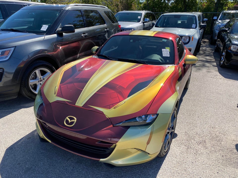Phía trước của chiếc Mazda MX-5 Miata RF bọc thân vỏ theo siêu anh hùng Iron Man Phía trước của chiếc Mazda MX-5 Miata RF bọc thân vỏ theo siêu anh hùng Iron Man