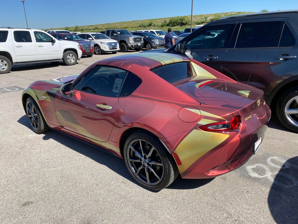 Phía sau của chiếc Mazda MX-5 Miata RF bọc thân vỏ theo siêu anh hùng Iron Man Phía sau của chiếc Mazda MX-5 Miata RF bọc thân vỏ theo siêu anh hùng Iron Man