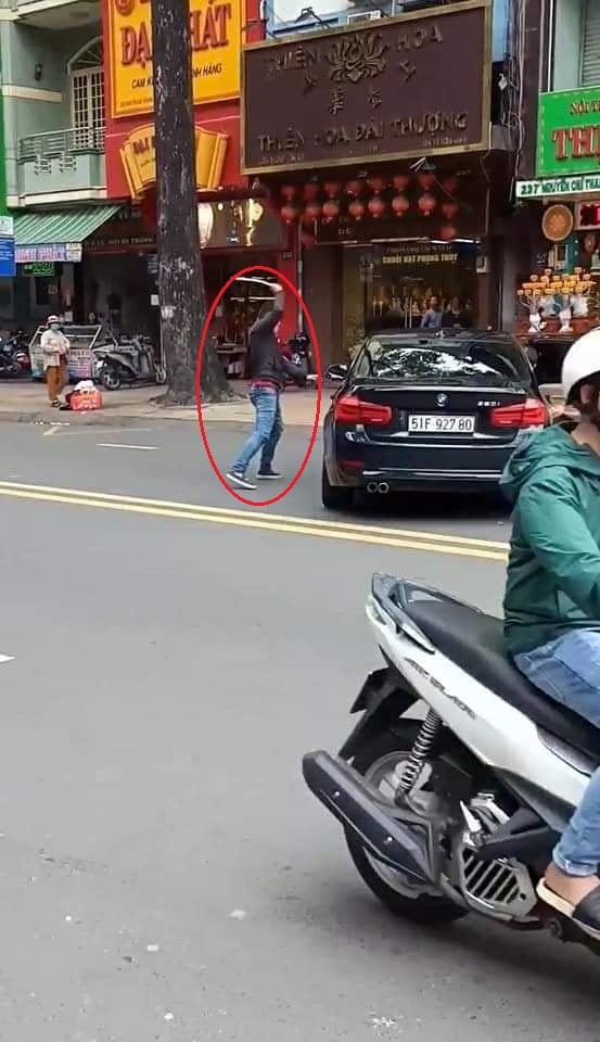 Nam thanh niên dùng gậy sắt đập chiếc ô tô BMW
