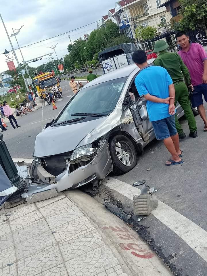 Chiếc Honda Civic tại hiện trường vụ tai nạn
